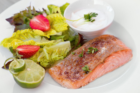 绿色和健康食品三文鱼沙拉