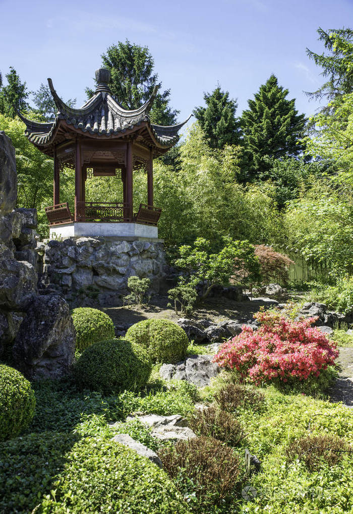 中国建筑在漂亮的花园