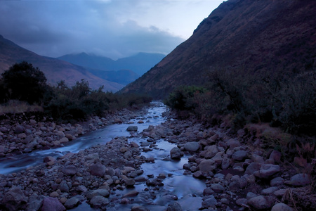 山区河流在黄昏图片