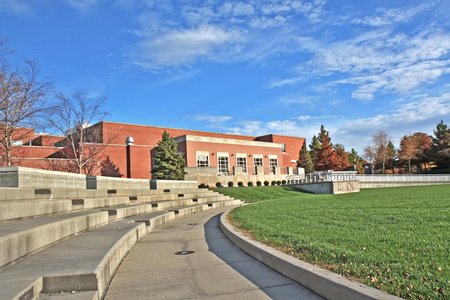 在大学校园里的大楼照片