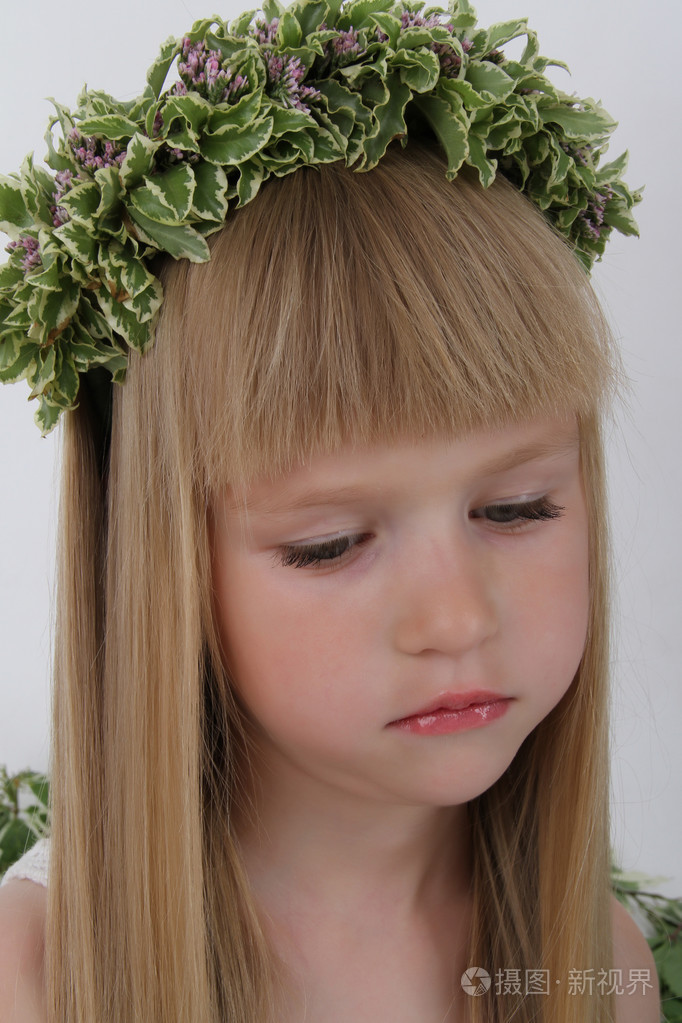儿童用细花环头上漂亮的小女孩的肖像