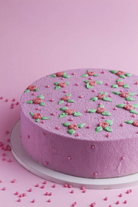 用玫瑰和树叶的粉红色天鹅绒蛋糕