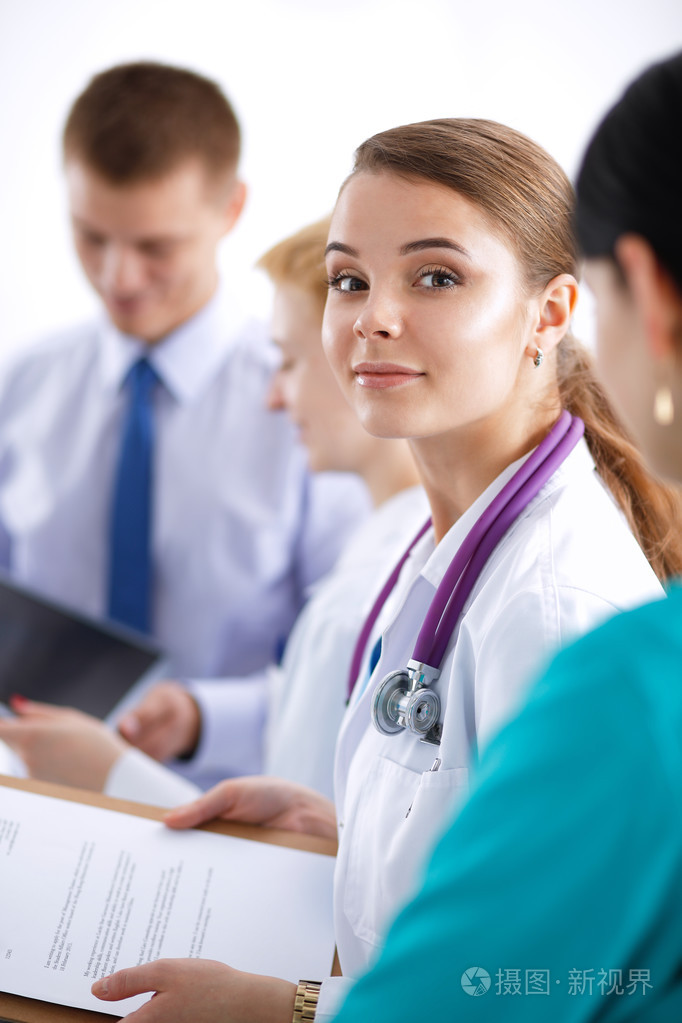 站着听诊器在医院的女医生