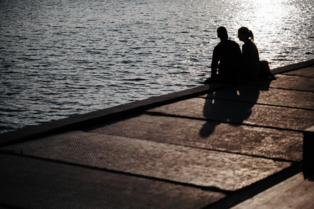 坐在海边的背影图片