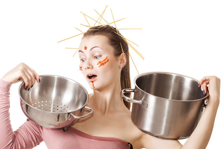 疯狂的女孩画像在厨房里拿漏勺和锅