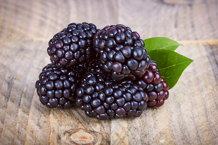 多汁，成熟的黑莓，木制背景