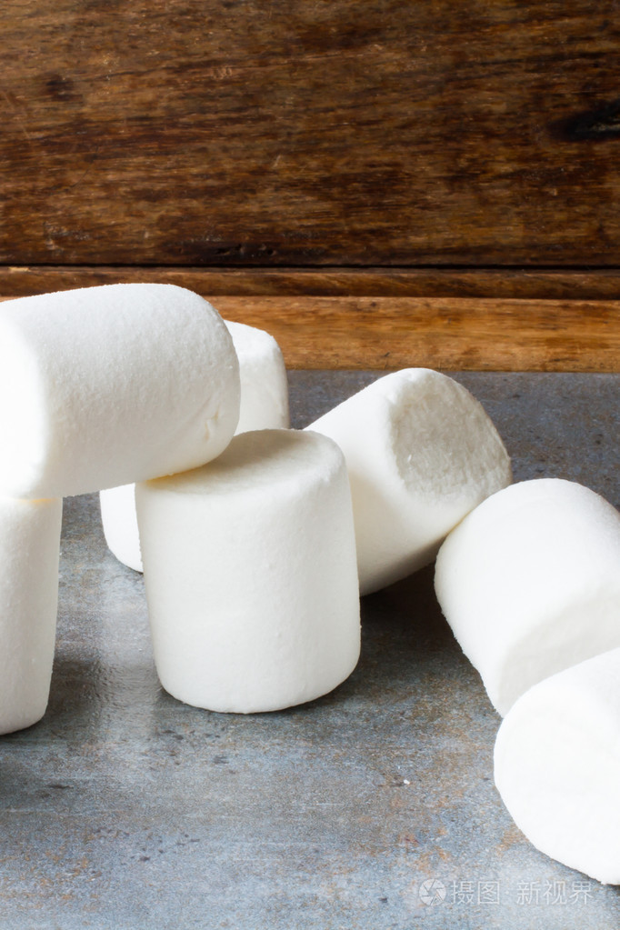 木材的背景上的白色棉花糖件