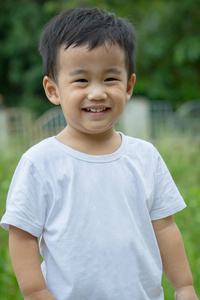 关闭上期待着相机的亚洲儿童笑脸