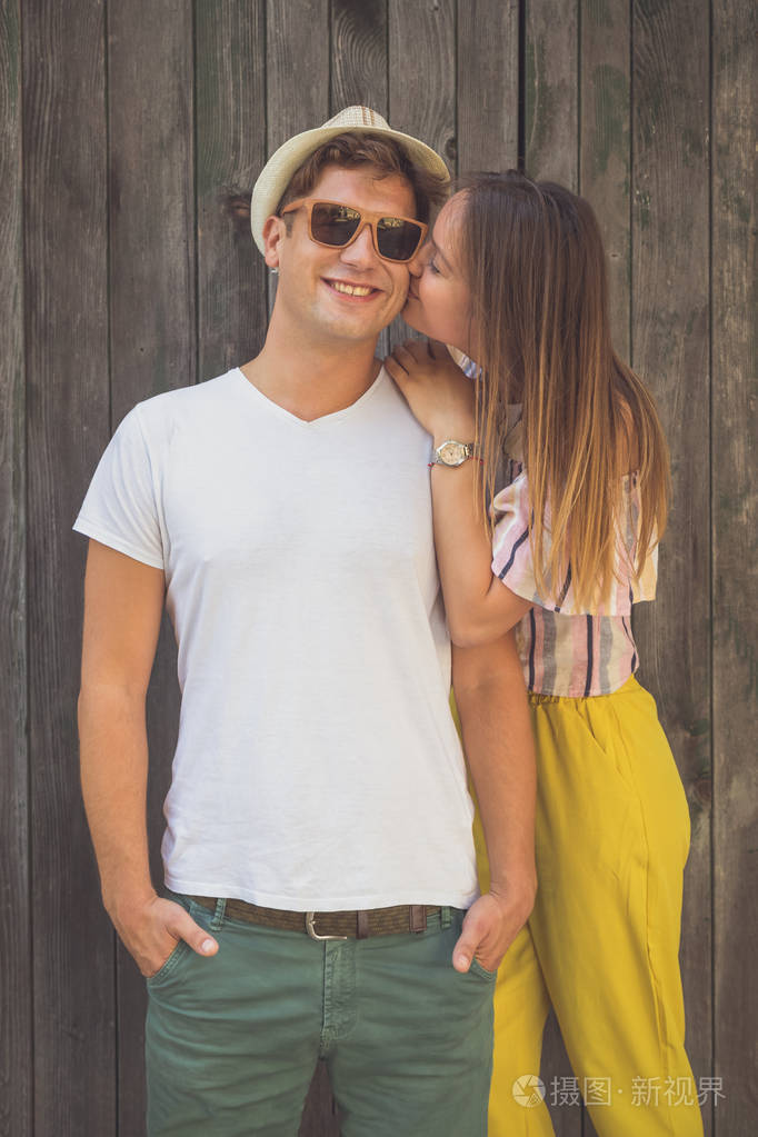 女孩亲吻了她的男朋友