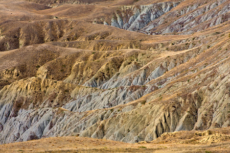 坡面侵蚀控制网格从水和蓝天的土壤侵蚀伟大的塔尖被侵蚀雕刻在布莱斯