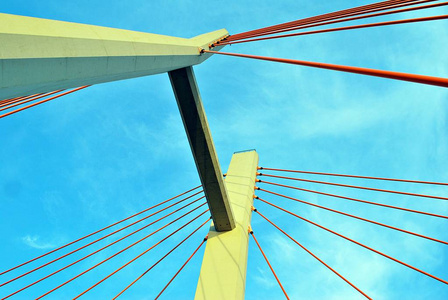 桥塔上的绳索云在蓝天的衬托