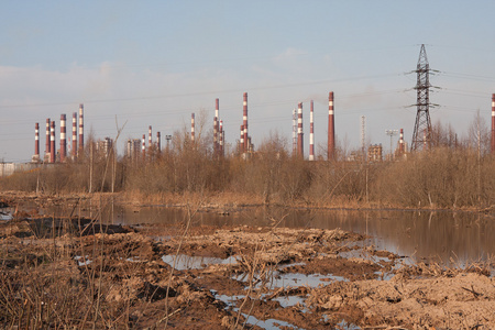 管的石油精炼厂图片