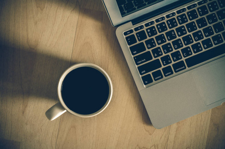 现代笔记本电脑和杯咖啡