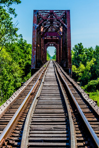 一座旧的标志性铁桁架桥旧铁路栈桥