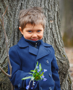 男孩在春天森林