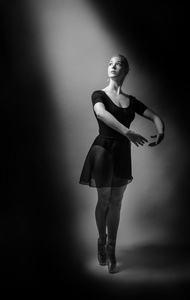 黑色和白色拍摄的一个单一的芭蕾舞演员