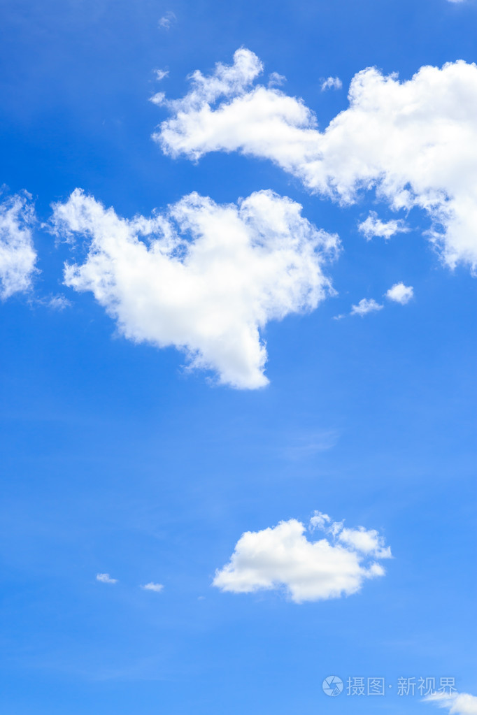 蓝蓝的天空中的云