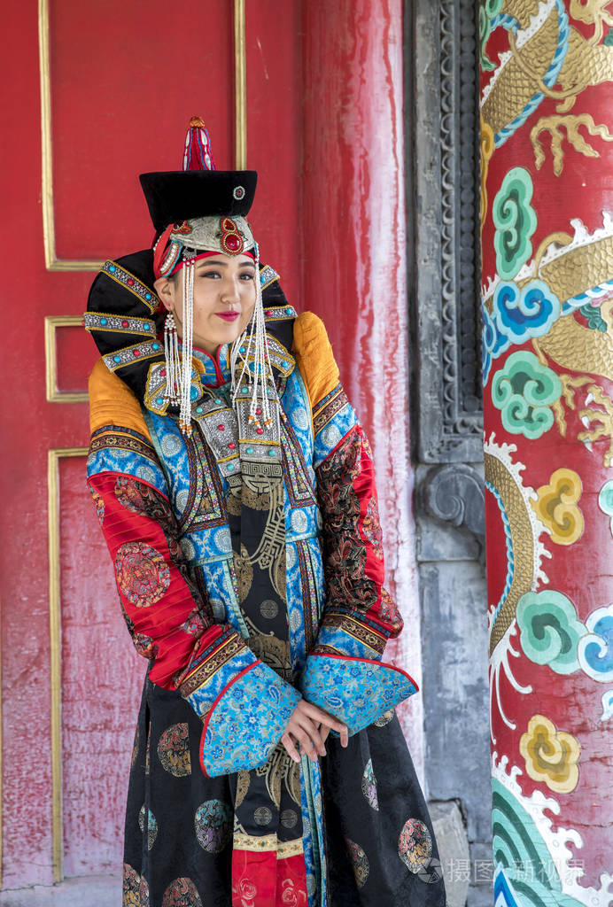 蒙古传统服饰的女子