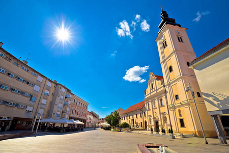 Cakovec 镇主要广场和教堂查看