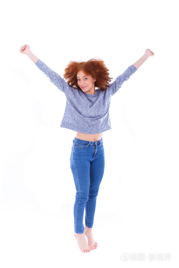 黑色快乐的非洲裔美国女孩高举双臂和跳跃