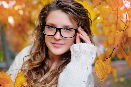 美丽的女人，在秋季穿时尚眼镜的肖像