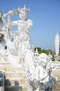白寺或扫管笏荣坤在泰国清莱的雕像