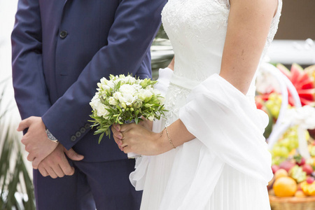 新婚夫妇白色婚纱和蓝色西装