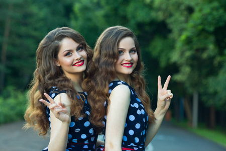 两个漂亮的微笑女孩姐妹照片