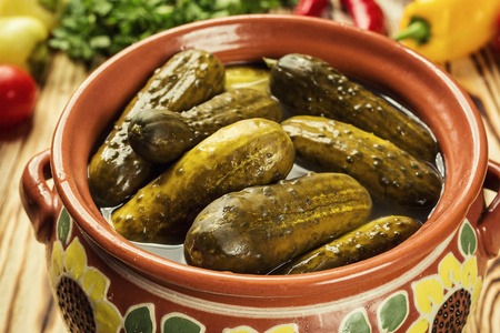 Pickles.marinated 腌黄瓜在碗里，腌黄瓜腌黄瓜。加了芥末和大蒜对石 background.homemade 酱菜