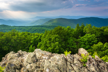 从阁楼山区 Shenandoa 蓝脊山的看法