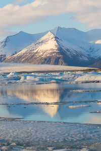 在 Jokulsarlon 泻湖雪山倒影