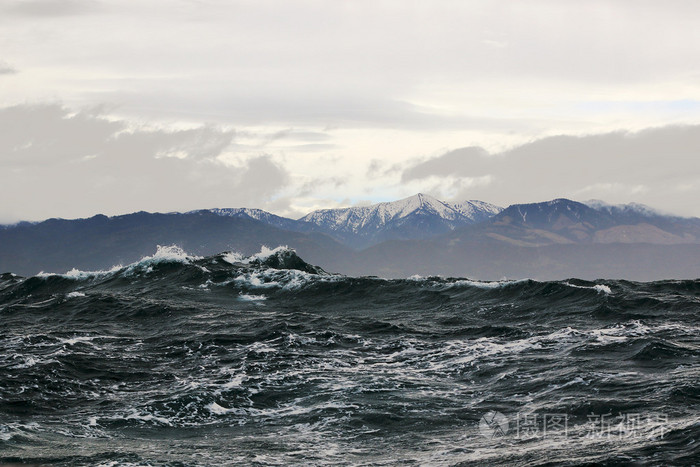 背景下的北海岸风暴高浪