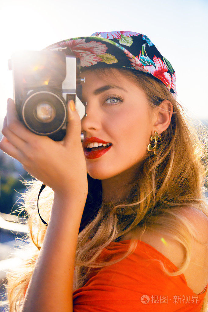 女人拍照复古相机