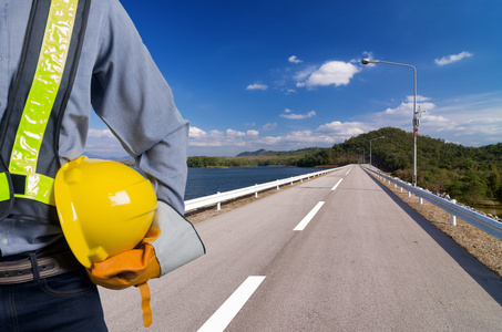 工程师拿着黄色的安全帽拿着黄色安全帽的工人安全工程师工程师拿着