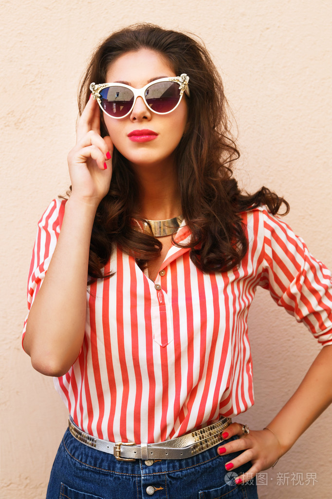 复古猫眼墨镜的女人