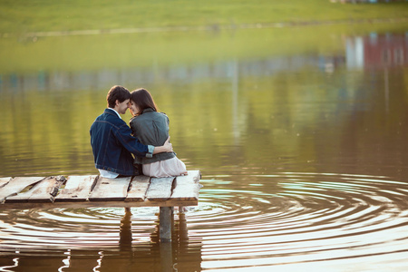 幸福浪漫情侣划船一艘小船在湖上