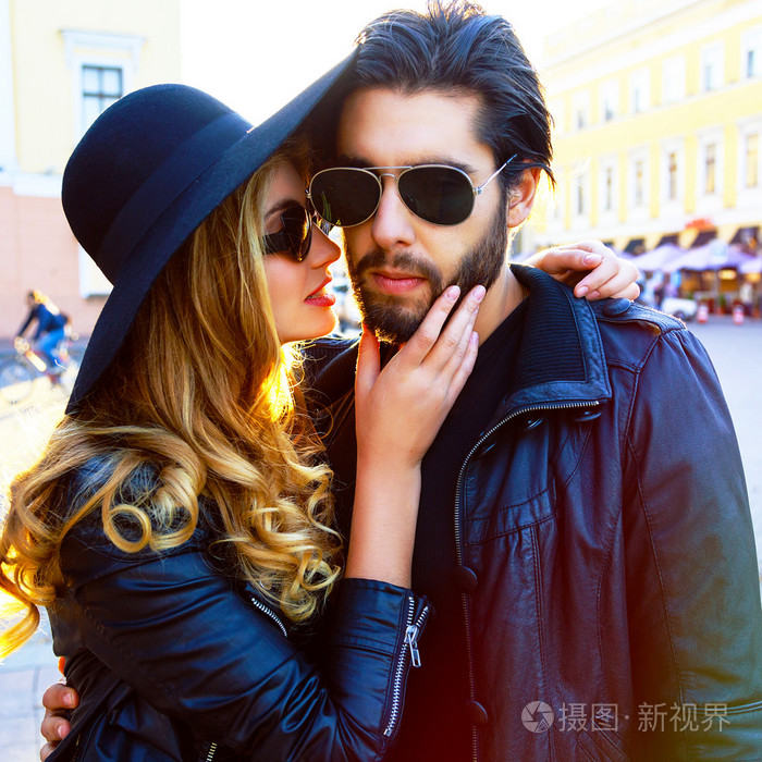 热恋中的情侣拥抱在城市的街道