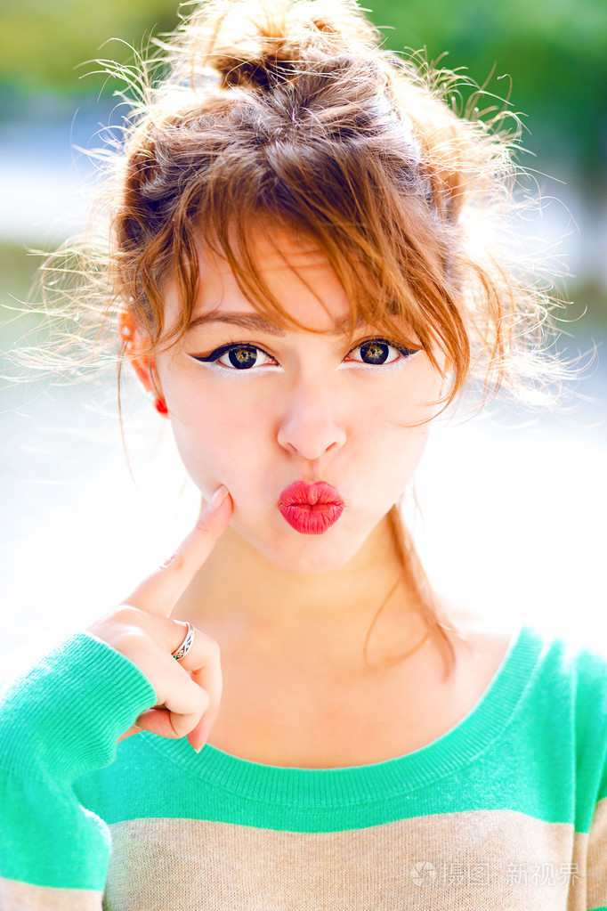 亚洲女孩制作有趣的脸