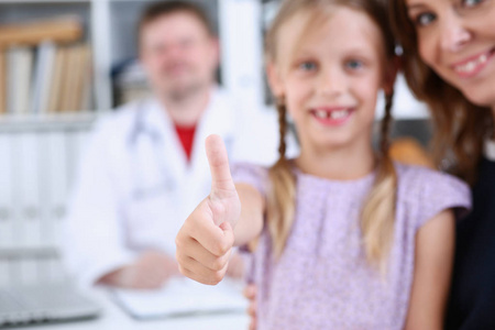 微笑的小儿童医学和医生显示 Ok 的手势