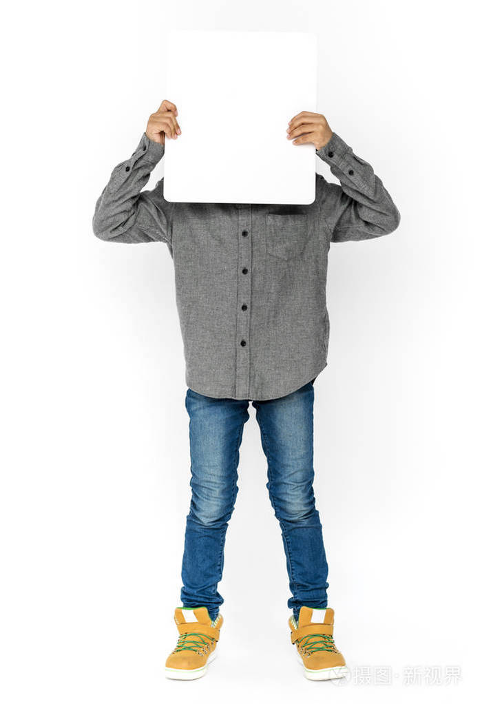 覆盖空白帖的脸的男孩