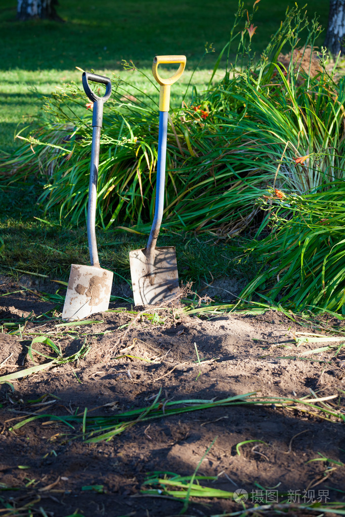 两把铲子挖地