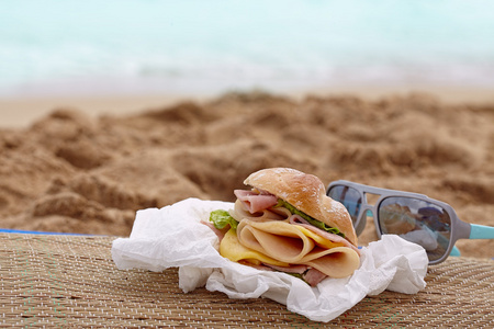 在海滩上的三明治