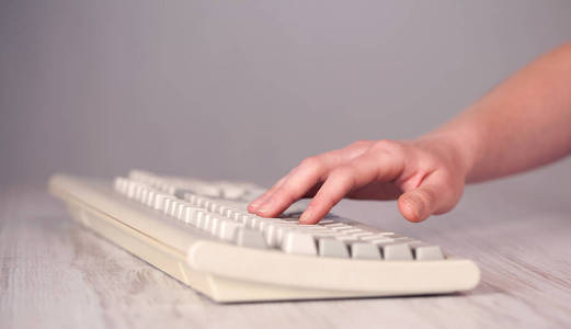 键盘按键的手的特写图片