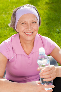 高级体育女人微笑举行瓶水