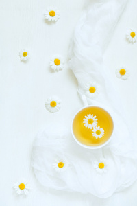 白杯自然干的甘菊茶洋甘菊鲜花盛开白色厨房表背景