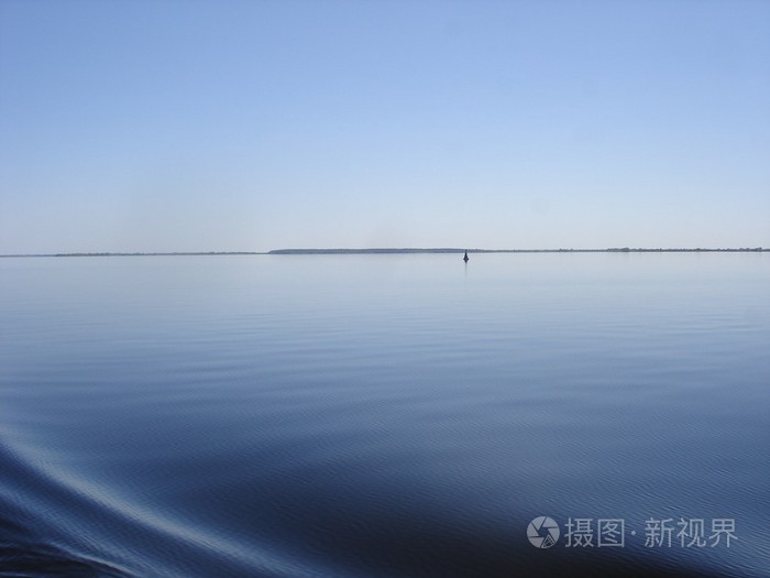 晚上在水面平静锚浮标
