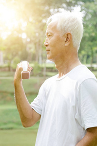 亚洲老人们锻炼户外