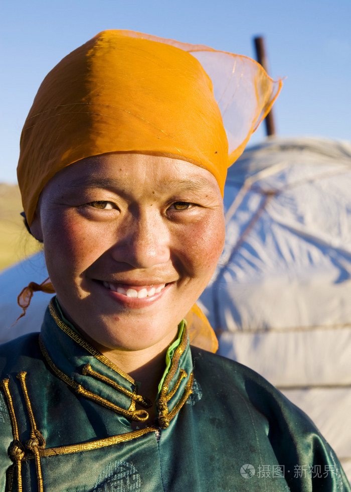 身穿传统服装的蒙古女人