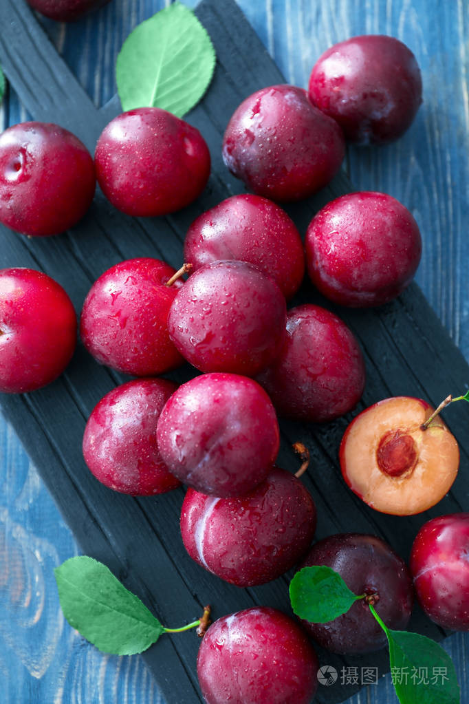 新鲜成熟的梅子