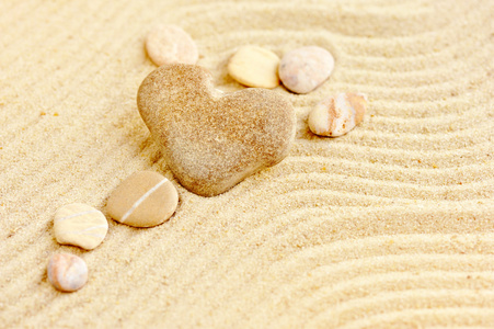 心形石头是在沙滩上